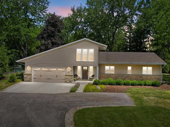 8414 W Poplar DRIVE, Mequon, WI 53097