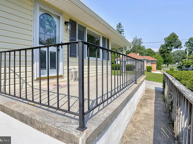 807 Danza Rd — Photo 47