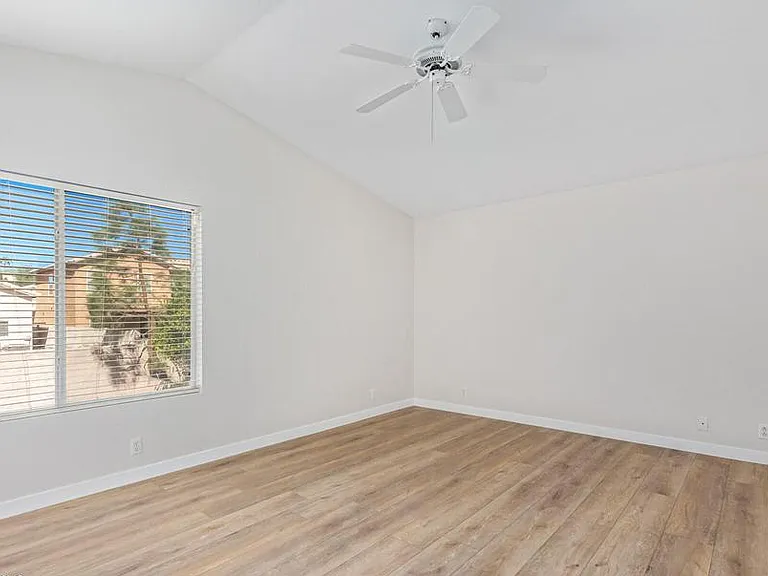 1338 E Grovers Ave — Photo 25