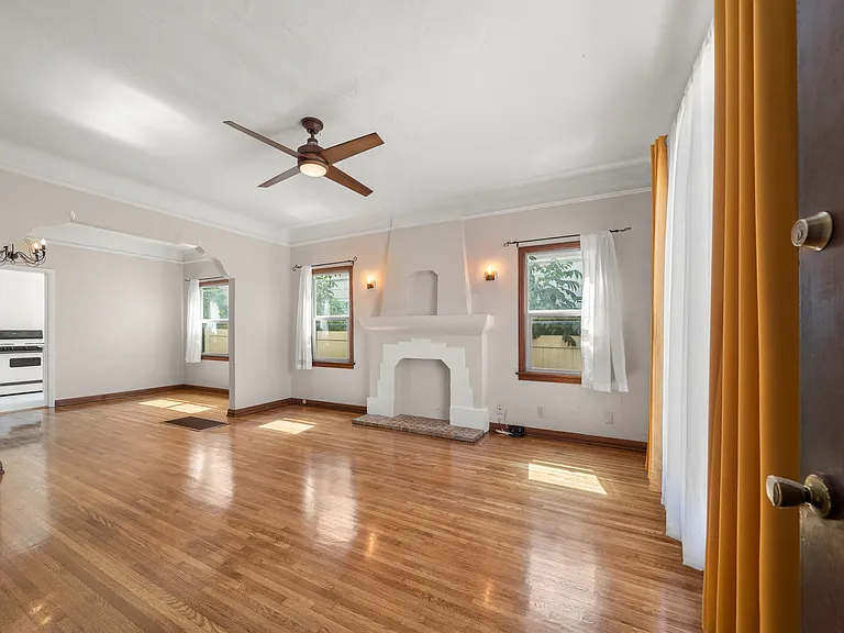 1136 Bennett Ave — Photo 6