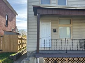 Spacious 1 Bedroom 1/2 Double with Basement & Extra Room, 523