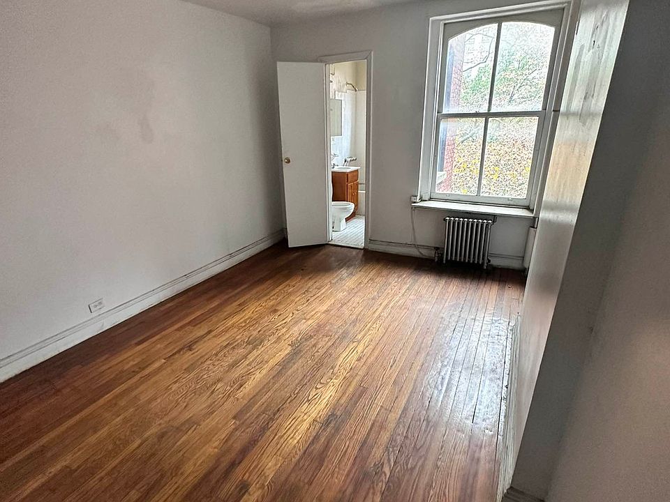 2nd image of 32 Joralemon St #32