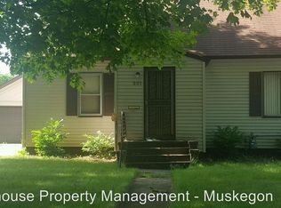 991 Oak Ave, Muskegon, MI 49442