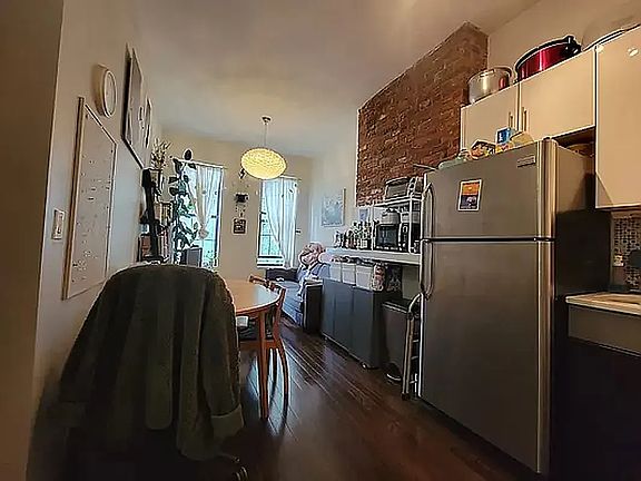 3rd image of 432 Evergreen Ave #L3