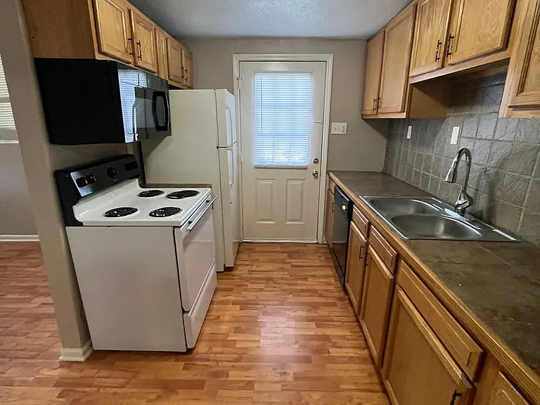 1236 Scott Ave — Photo 3