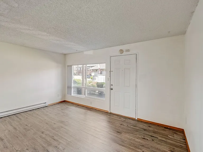 Brentwood Apartments — Photo 25