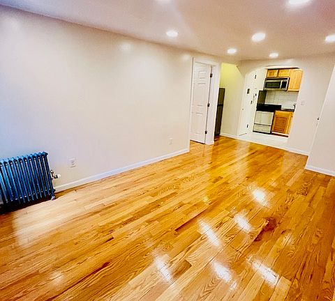 3rd image of 28 W 47th St APT 5R