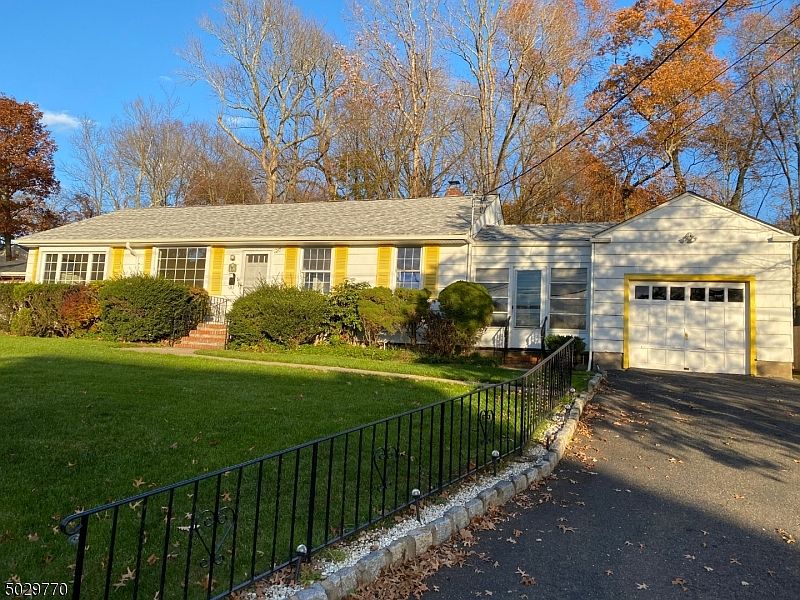 1st image of 106 Lake Dr E