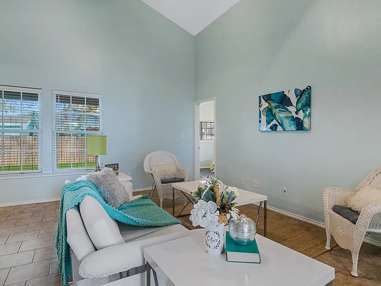 102 Pecan Harbor St — Photo 6