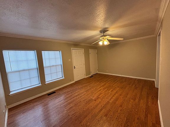 5th image of 1015 N El Paso Ave