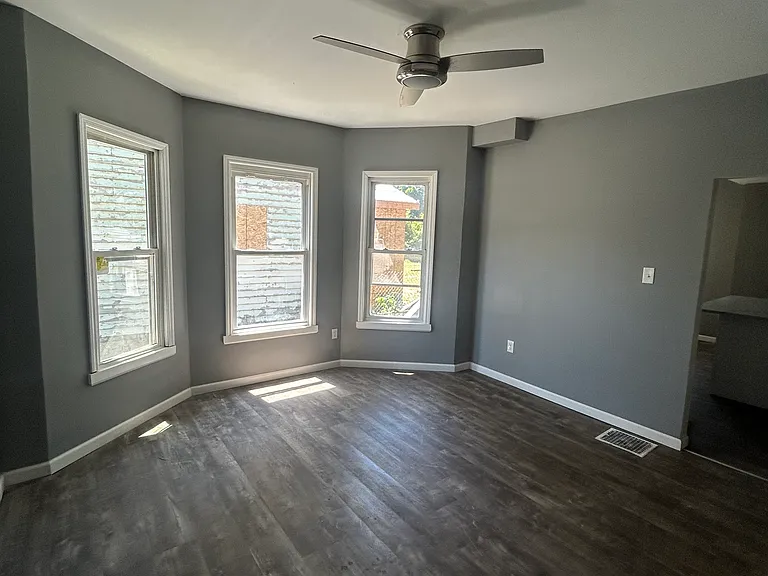 302 S 6th St — Photo 2