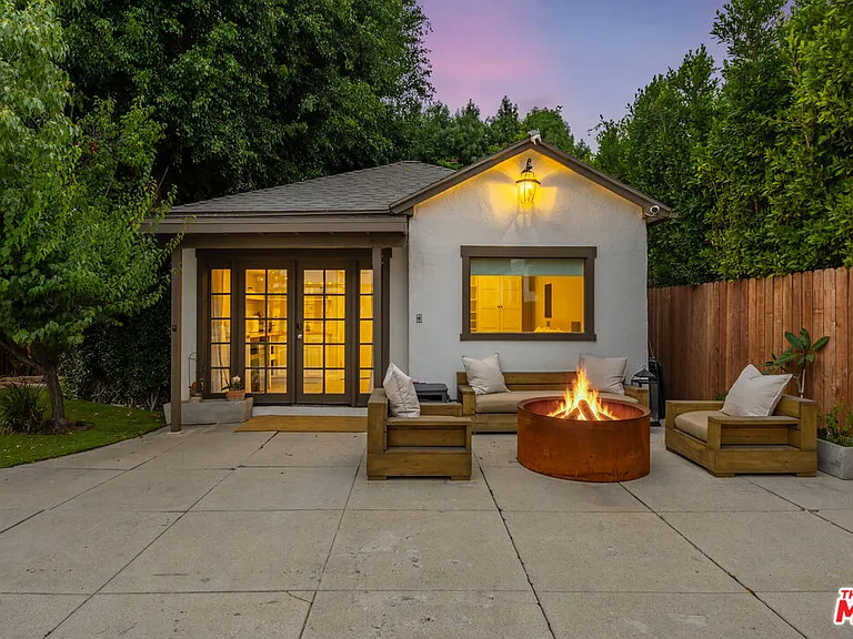 6537 Moore Dr — Photo 36
