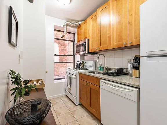 4th image of 152 Lexington Ave #2B
