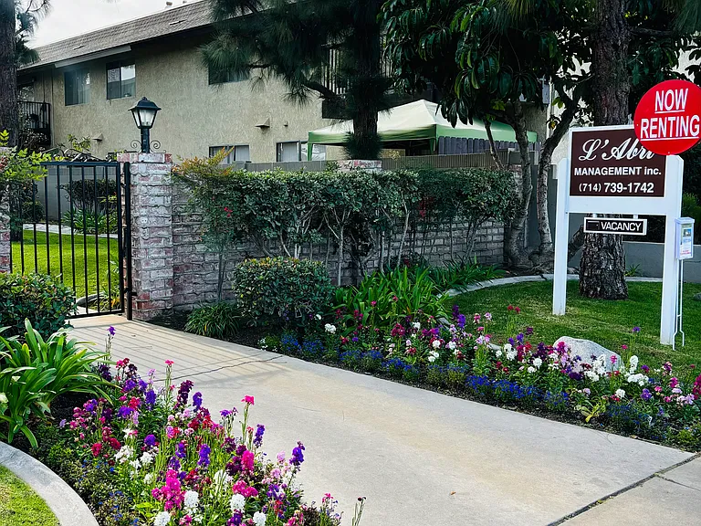 PARK ROYAL MANOR — Photo 1