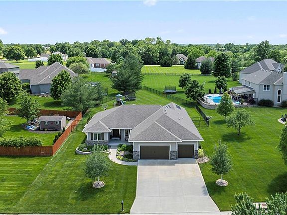 2nd image of 1404 SE Woodbine Dr