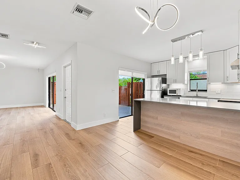 2695 Albatross Rd N #100 — Photo 3