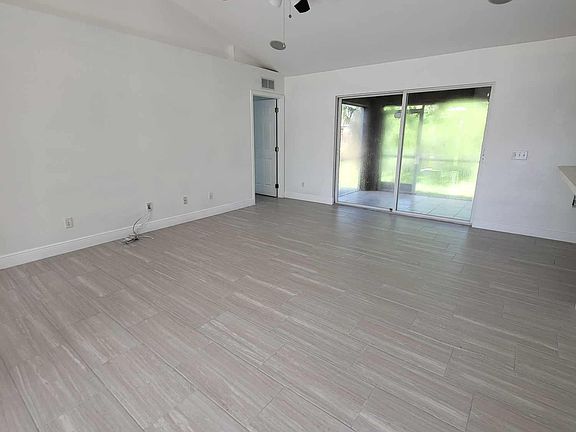 Large slider to lanai.