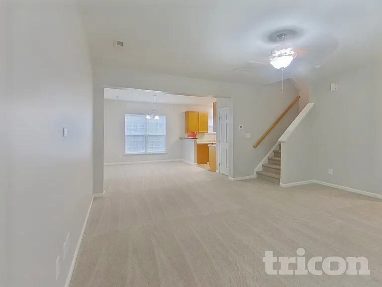 2092 Roscommon Dr — Photo 2