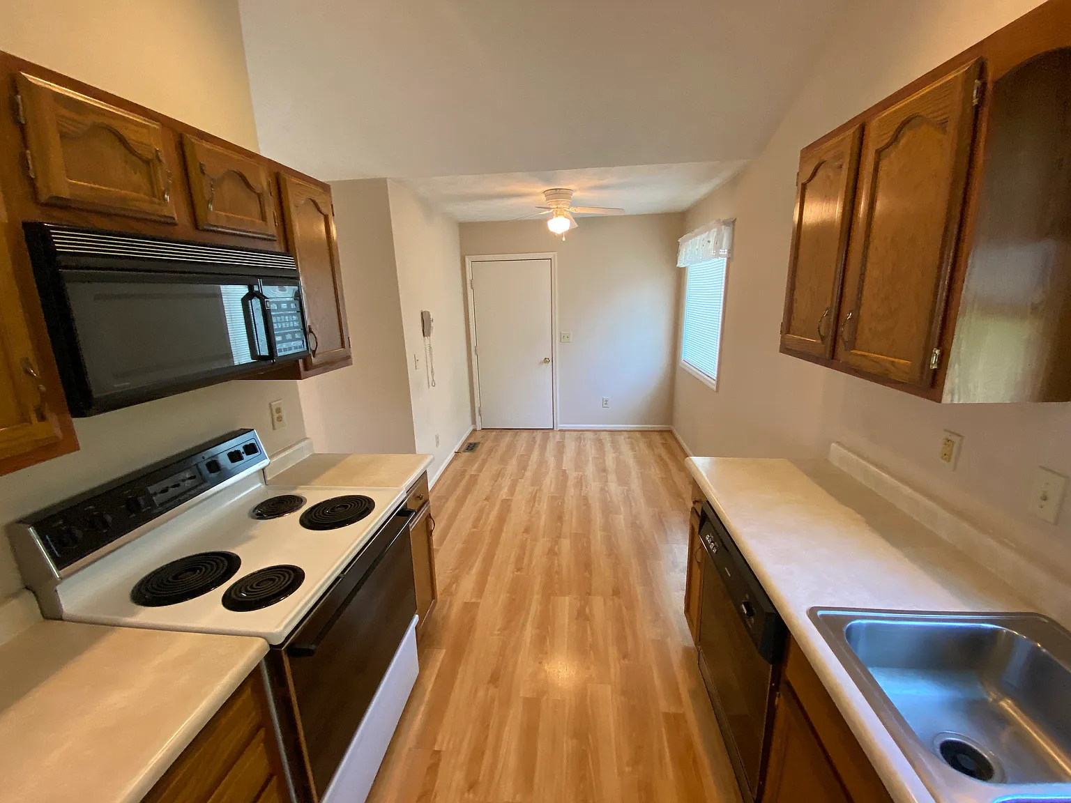 2 bed, 2.5 bath, 1473 sqft, $1,500 — Photo 4