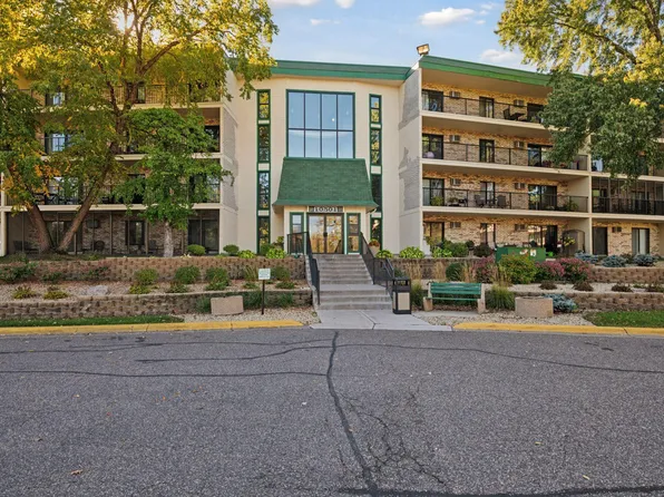 10501 Cedar Lake Rd APT 414, Minnetonka, MN 55305