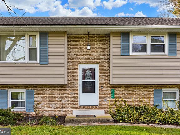 2nd image of 220 Maple Ln