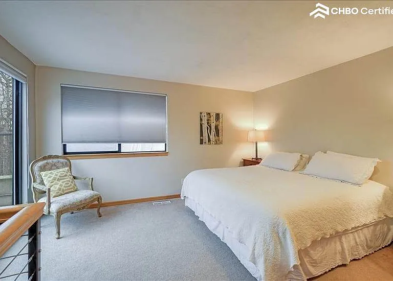 Bedrom 1w/kingsize bed