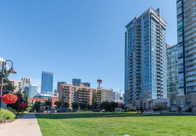 215 13th Ave SW #1305 — Photo 36