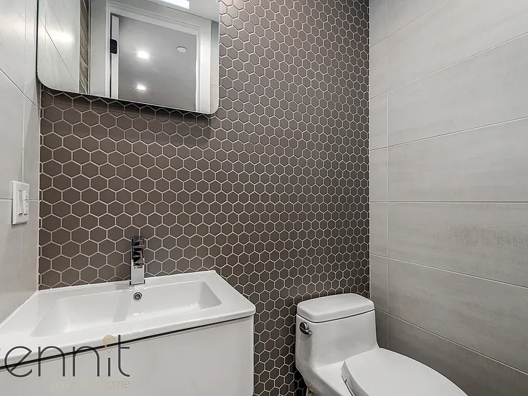 1031 Montgomery St #4R — Photo 5