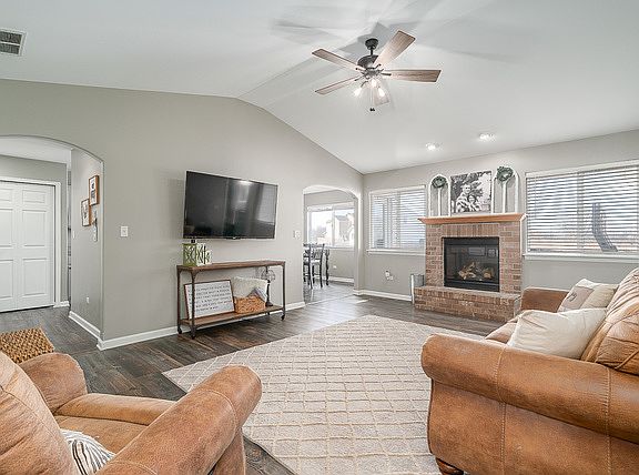 5th image of 846 Blackhawk Dr