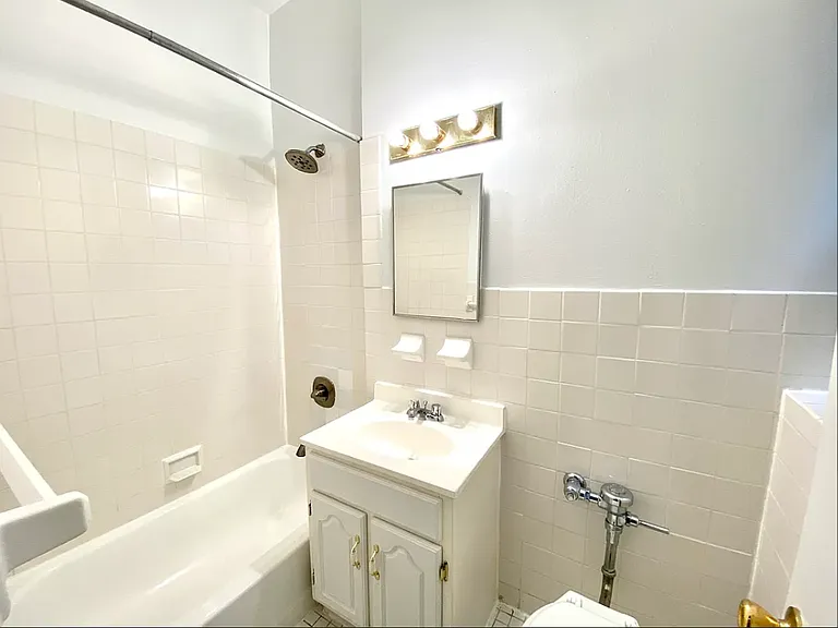 243 E 39th St #5B — Photo 4