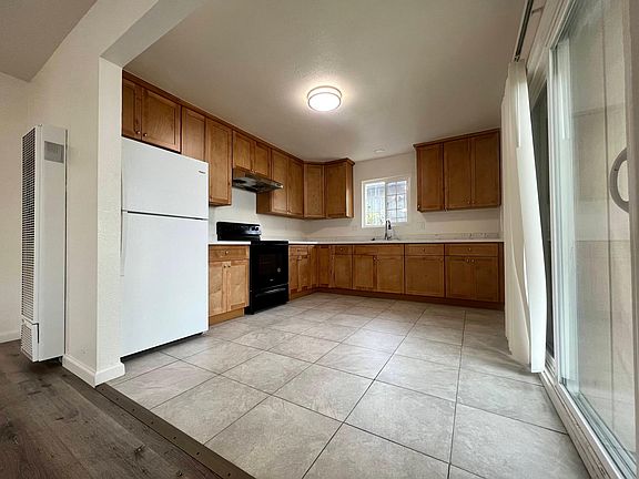 For Rent: $3,000 (3 beds, 2 baths, 1,000 Square Feet)