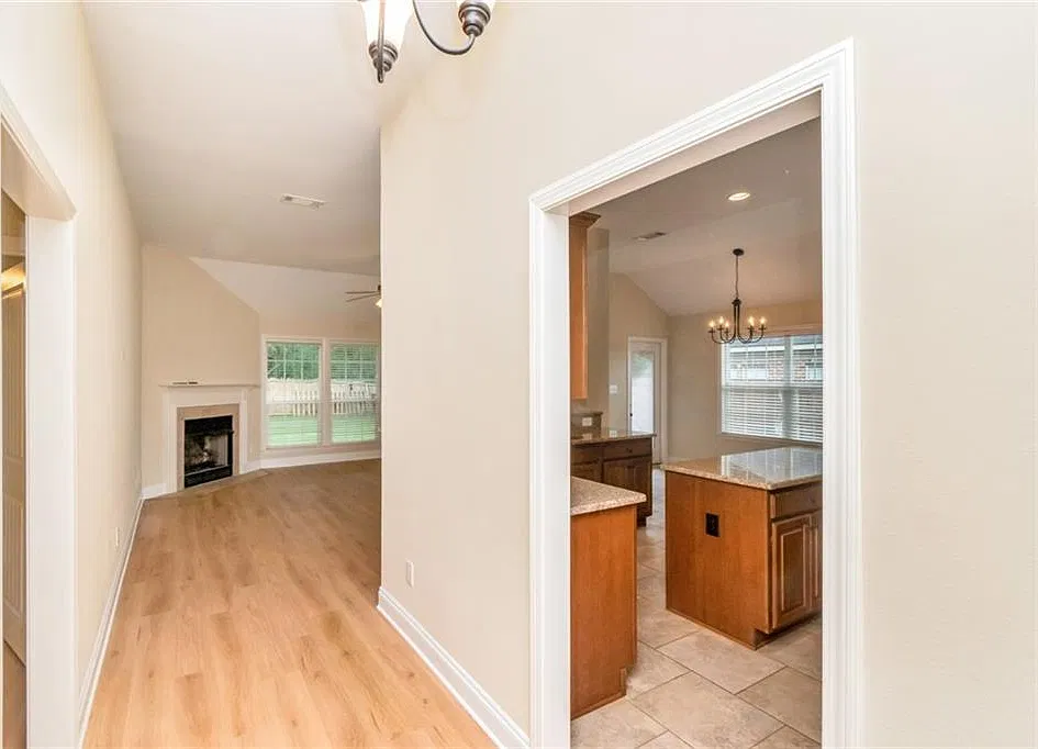 4 bed, 2.0 bath, 1856 sqft, $2,400 — Photo 3