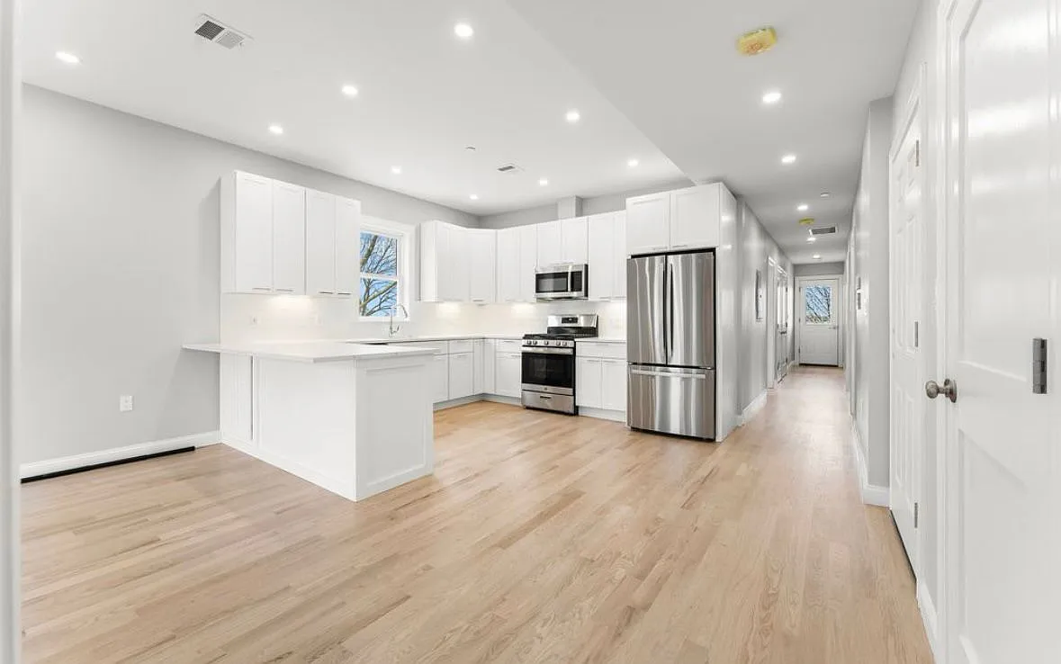 4 bed, 1400 sqft, $1,050 — Photo 2