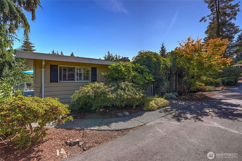 2nd image of 6205 Soundview Drive