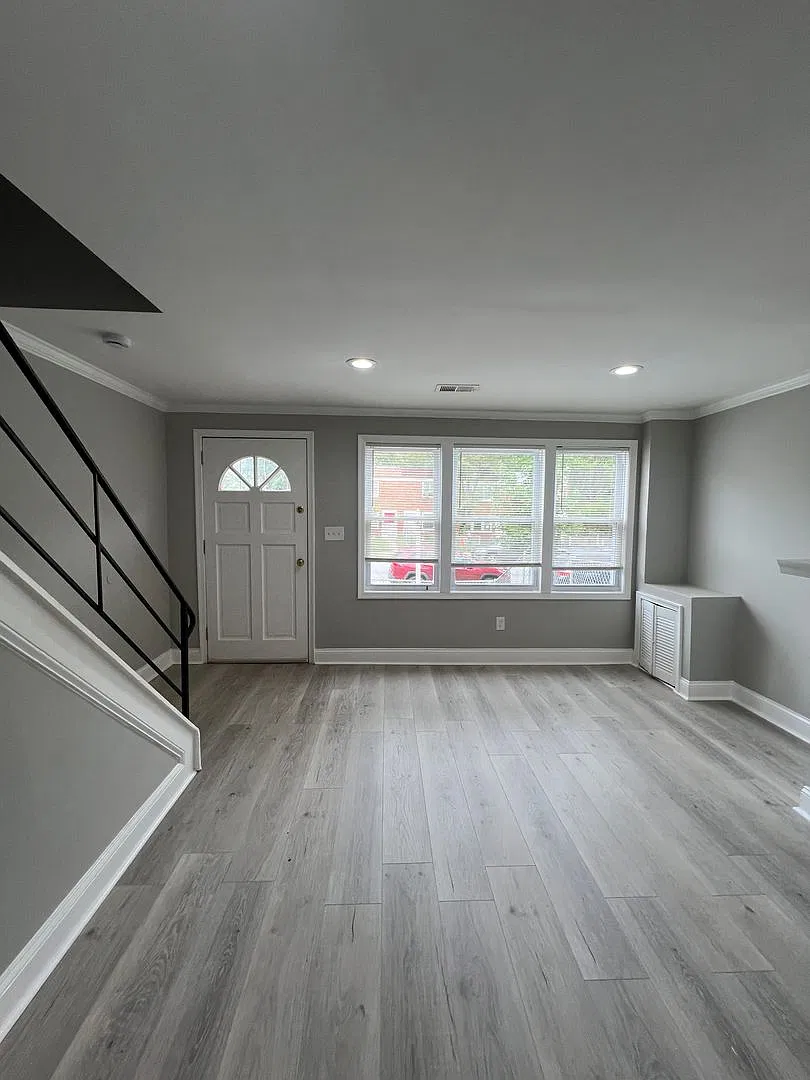 Charming 3 Bedroom Home in the Lakeland Neighborhood — Photo 4