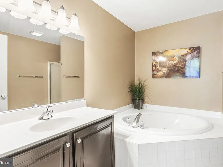 133 Vernon Ct — Photo 6