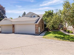 6027 Pebble Lane Ct, West Bloomfield, MI 48322