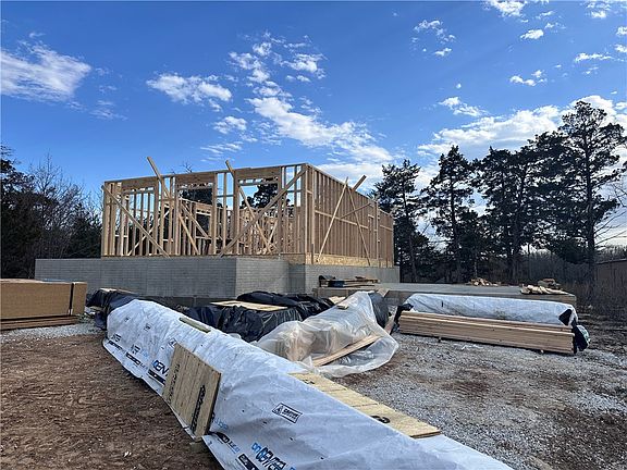 5th image of 250 Crown Rd