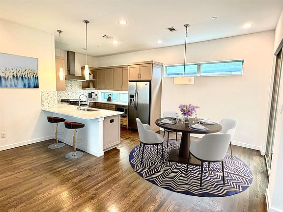 3rd image of 1861 Summit Ave #2