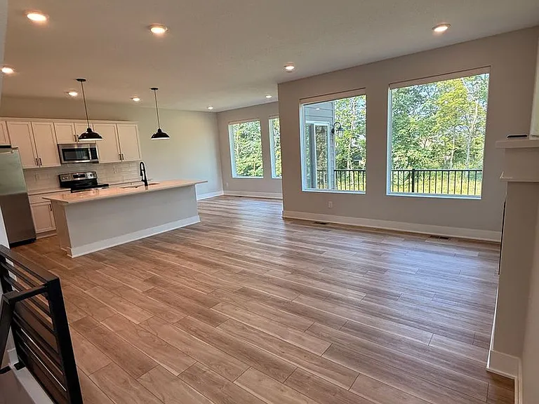908 Lincoln Way — Photo 4