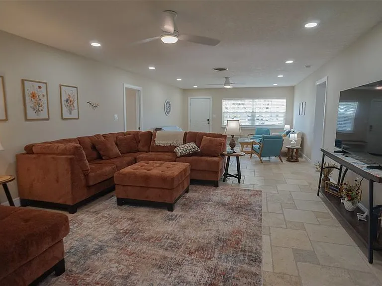 929 Lantana Ave — Photo 9