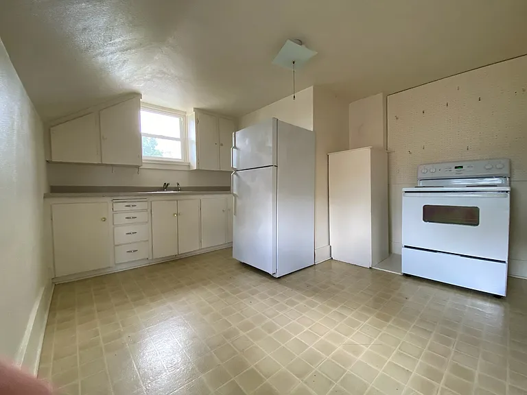 611 1/2 N Sprague St #611-1/2 — Photo 4