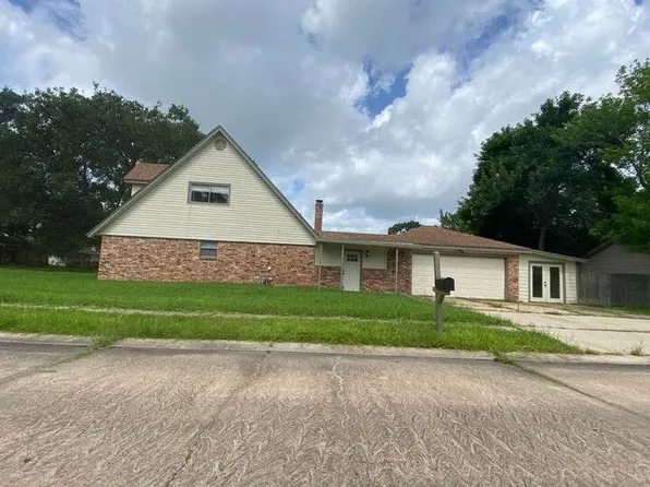 113 Buttercup St, Lake Jackson, TX 77566