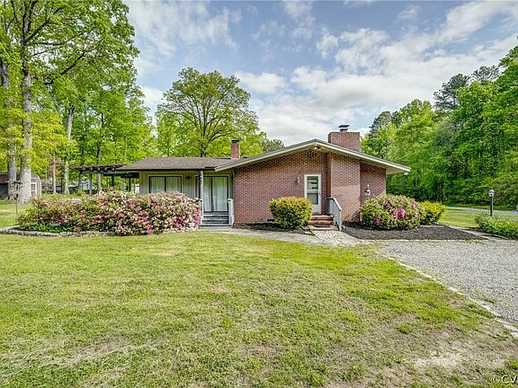 4th image of 558 Ville Ponteaux Ln