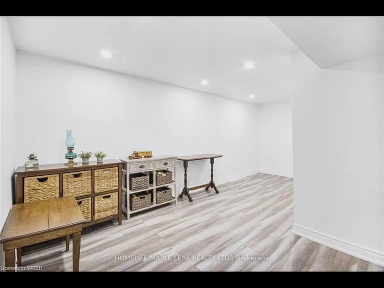 17 Villeneuve Cres — Photo 5