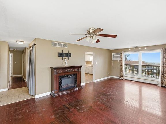 3rd image of 625 Davis Ct