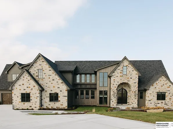 22727 Orchard Plaza Cir, Elkhorn, NE 68022