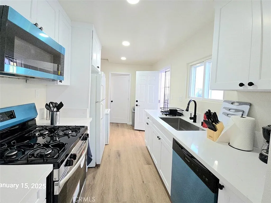 3 bed, 810 sqft, $3,000 — Photo 3