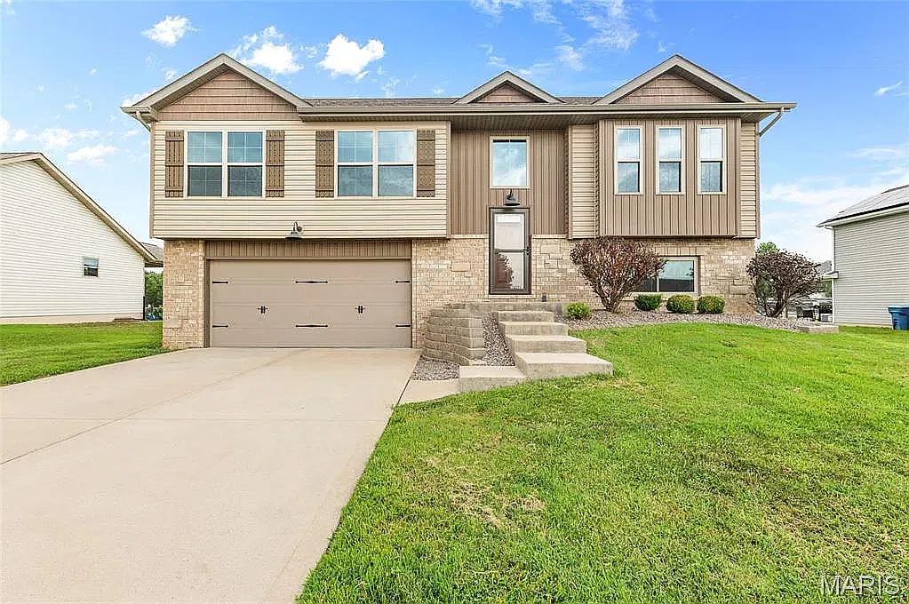 4 bed, 2.5 bath, 1600 sqft, $2,300 — Photo 1