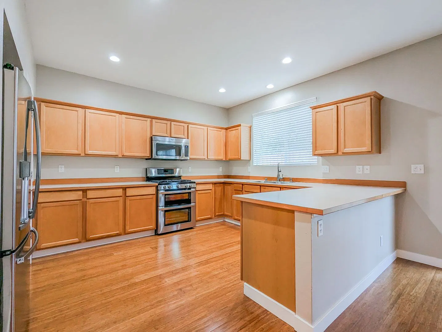 **Move-In Special**Beautiful 3 bed, 2.5 bath home with fully fenced yard & W/D! — Photo 2
